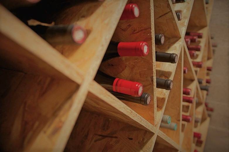 Bouteilles de vin rangées dans des casiers en bois installés