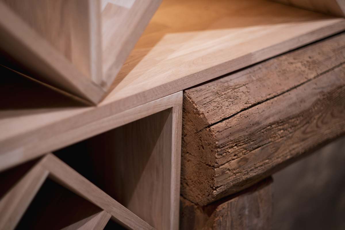 Détail d'assemblage d'un casier à bouteilles en bois massif